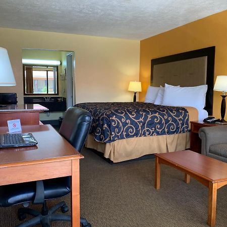 Americas Best Value Inn Forest Extérieur photo