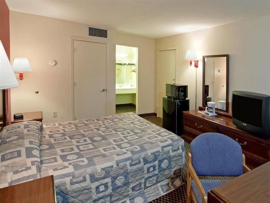 Americas Best Value Inn Forest Extérieur photo